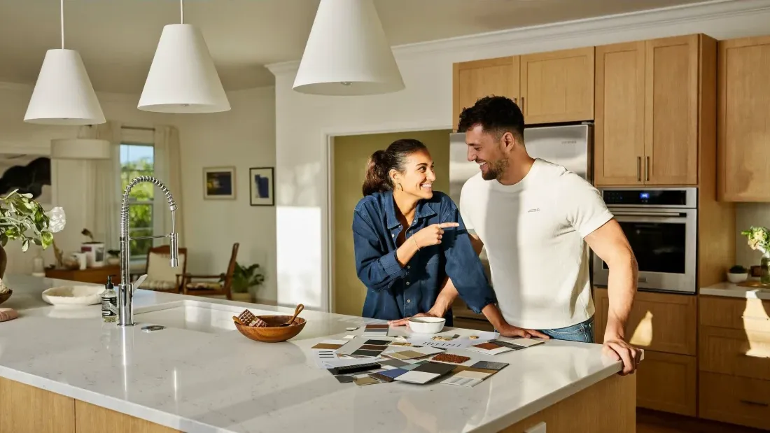 Una pareja eligiendo acabados para la remodelación de su cocina