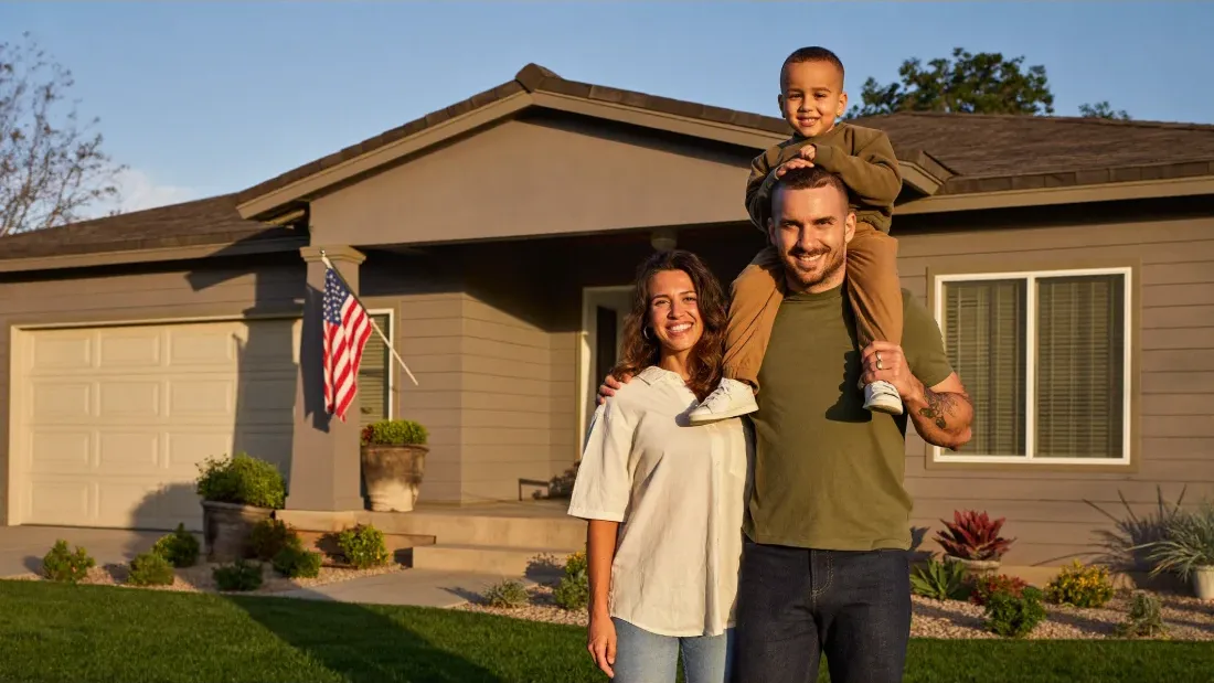 Un veterano y su familia frente a su nueva casa